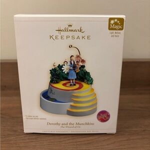 2006 Hallmark Ornament WIZARD OF OZ - DOROTHY & THE MUNCHKINS *New In Box*